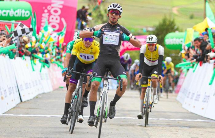 Victoria de Adrián Bustamante en la primera etapa de la Vuelta a Colombia 2024 – Federación Colombiana de Ciclismo – .