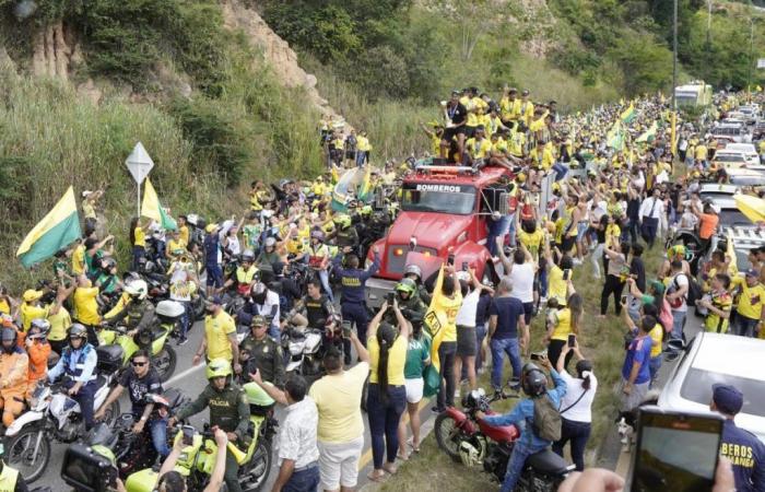 Un río humano recibe a Bucaramanga con su primera copa de liga de fútbol en Colombia