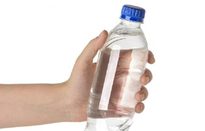 Comprar botellas de agua implica un gasto enorme para quien las consume