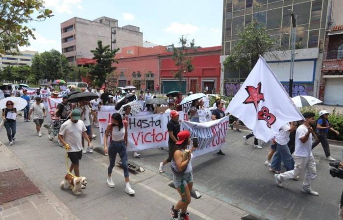 Estudiantes de la UASLP marcharon por la Av. Carranza; Piden destituir al director -El Sol de San Luis-.