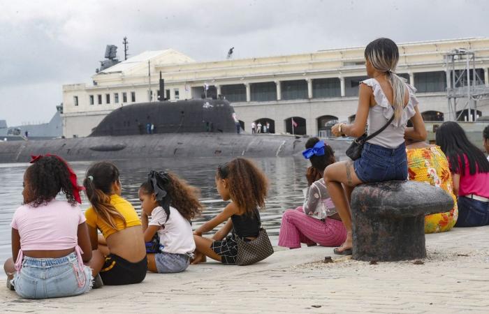 Buque militar venezolano llega a Santiago, mientras habaneros hacen cola para ver a la fragata rusa