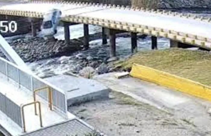 Una joven perdió el control de su auto en Córdoba y cayó al río desde un puente