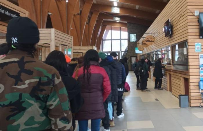 Acusan desorganización tras larga fila en terminal de autobuses de Coyhaique