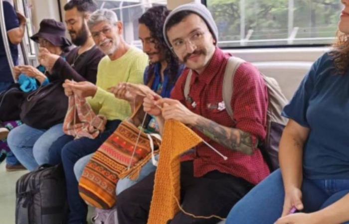 Hombres tejiendo en el metro de Medellín son sensación en las redes sociales