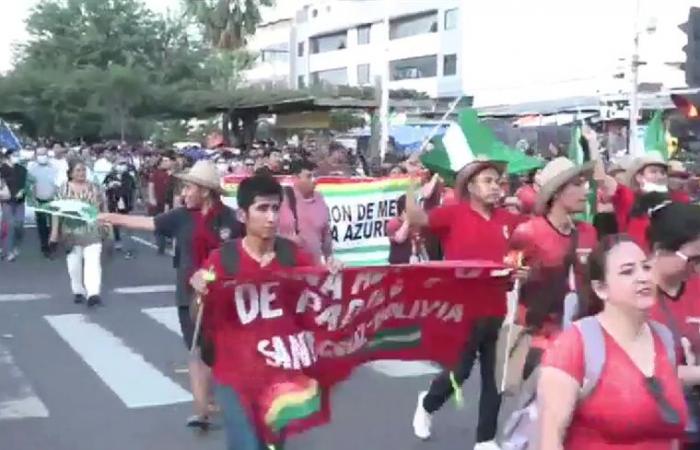 Sectores sociales marchan a favor de Luis Arce, en la capital santacruceña