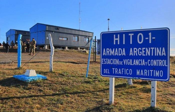La Armada instaló paneles solares en Tierra del Fuego, cruzó el límite y generó polémica con Chile