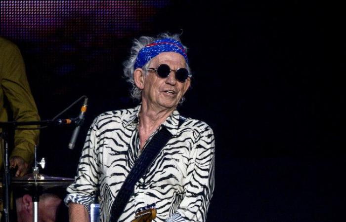 Keith Richards se emborrachó tanto en la gira de los Rolling Stones que lo llevaron en avión a otro país mientras aún estaba en la cama.