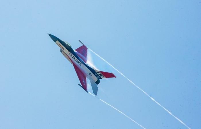 Uno de los F-16 del Viper Demo Team de la Fuerza Aérea de EE. UU. Surcó los cielos de Perú durante el Festival Aéreo Chiclayo 2024 – .