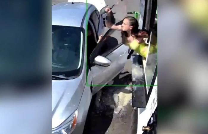 Un barista rompió el parabrisas del auto de un cliente con un martillo durante una pelea por el precio del café – .