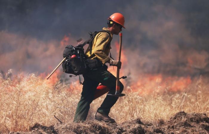 El viento y el terreno accidentado complican la lucha contra el primer gran incendio forestal del año en Los Ángeles