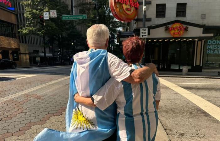 La pareja que lo perdió todo en 2001, el panadero que envió croissants a la selección y los extranjeros que apoyan a Argentina