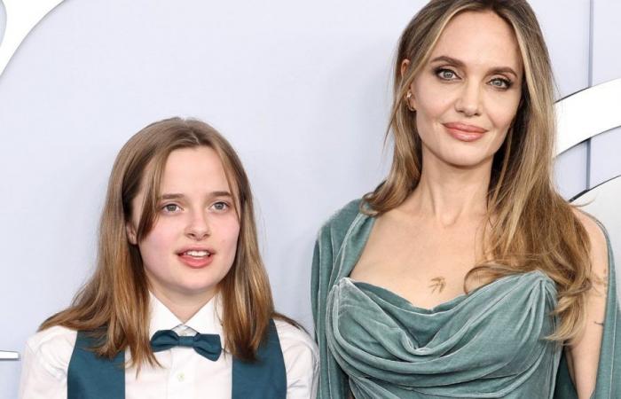 Angelina Jolie posa con su hija Vivienne en la alfombra roja de los premios Tony (y gana un premio)