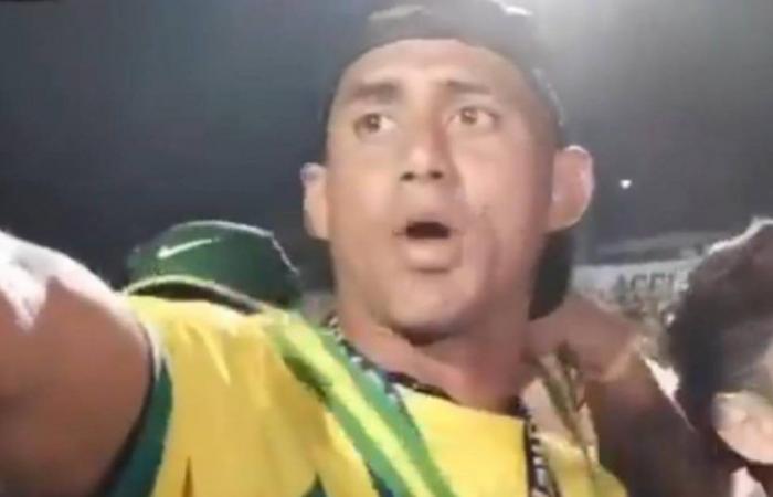 Le robaron la medalla al jugador Carlos Henao mientras celebraba la victoria del Atlético Bucaramanga