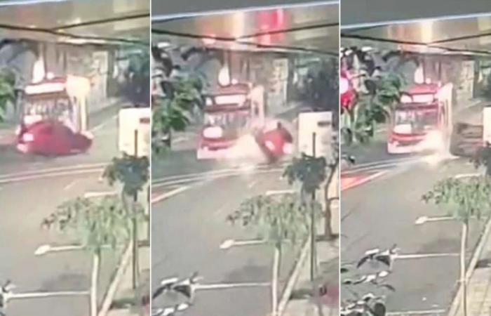 Impresionante video muestra momento en que auto es atropellado por bus rojo en el centro de Santiago