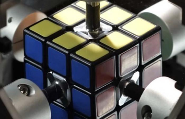 El increíble momento en que un robot se dispuso a completar el cubo de Rubik