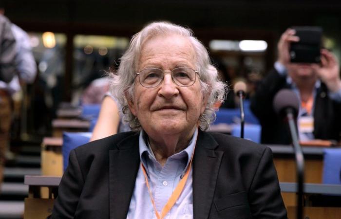 Noam Chomsky no está muerto, pero Internet cree que sí