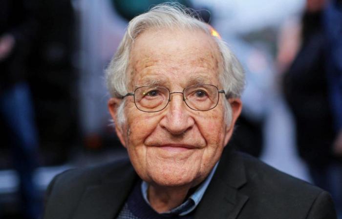 El escritor Noam Chomsky, en delicado estado de salud