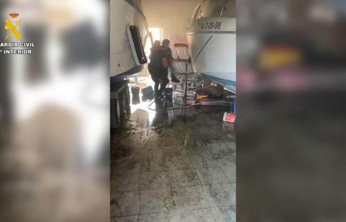 Un anciano es rescatado de un almacén en llamas tras una explosión en Chipiona