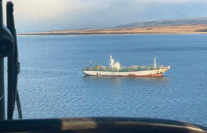 La Armada de Chile controla el paso de la flota pesquera china por el Estrecho de Magallanes