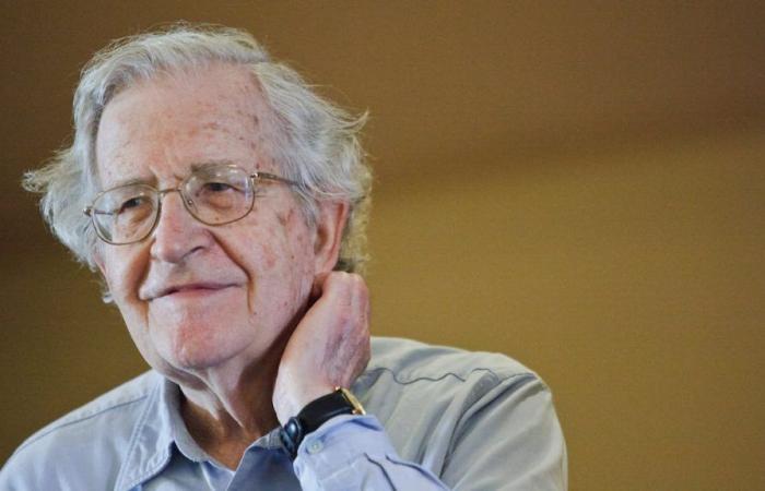 Noam Chomsky continuará el tratamiento de su enfermedad en su casa, según informó el hospital brasileño que lo atendió