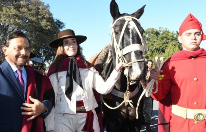 La vicepresidenta Victoria Villarruel participó de los actos de Güemes en Salta y desfiló a caballo