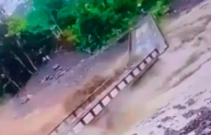 Traerán puente militar a Carepa, Antioquia, tras repentina inundación que dejó incomunicadas a 30.000 personas
