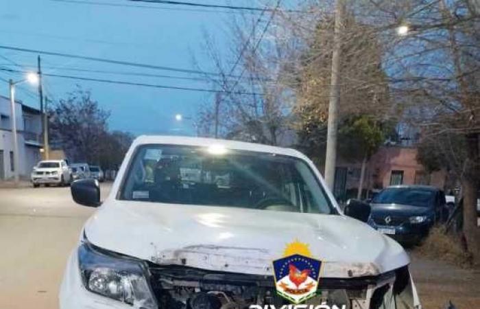 Fue atropellada por un camión y terminó contra un poste, en Neuquén