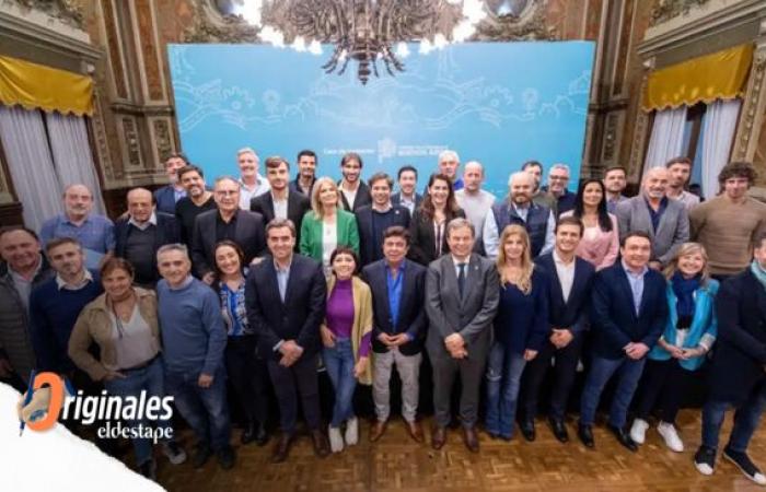 Axel Kicillof firma acuerdo con intendentes y suma invitación a La Rioja