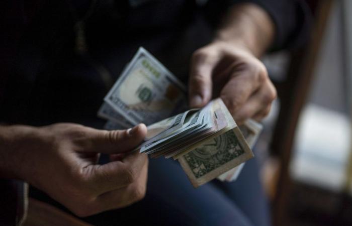 El dólar en Chile cerró alrededor de los $940, a horas de la decisión de tasa