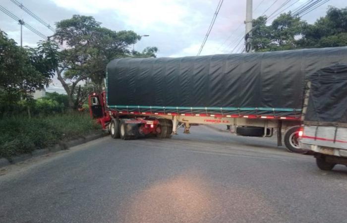 Tractor atascado mantiene cerrada la vía entre el Norte de Bucaramanga y Girón