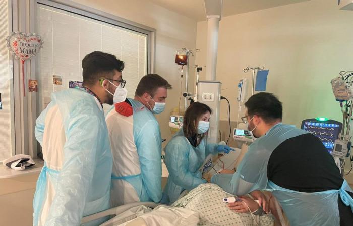 Médicos mejoran capacidades en beneficio de los pacientes más críticos en la Unidad de Emergencia de Adultos del Hospital Carlos van Buren