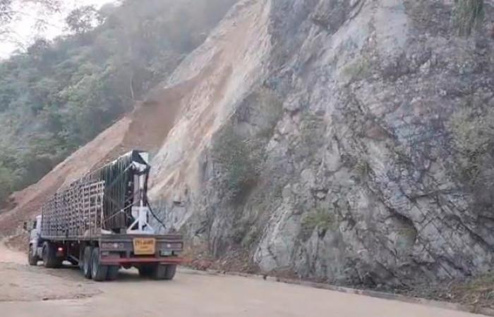 Luego de varias horas de cierre total por derrumbe, fue habilitado un carril de la carretera Bolombolo-Santa Fe de Antioquia