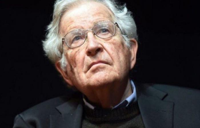 Incertidumbre sobre la salud de Noam Chomsky, el filósofo y lingüista de renombre mundial