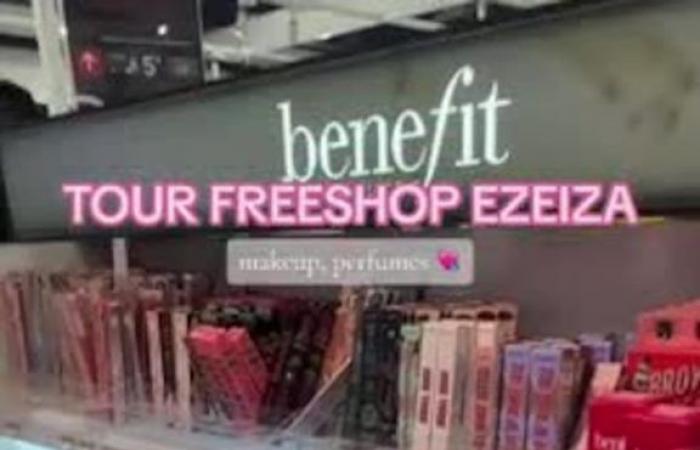 Fue al Aeropuerto de Ezeiza, entró a la Tienda Libre y mostró cuánto cuestan los cosméticos.