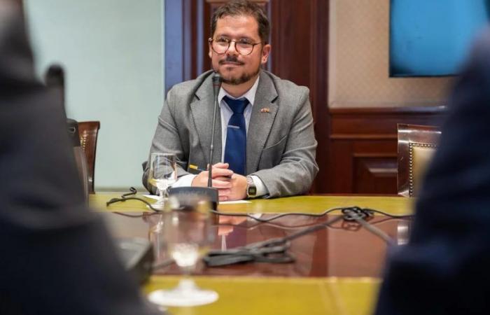 El Gobierno de Chile mantendrá a su embajador en España tras la polémica por proponer inversiones en Defensa