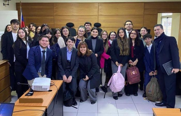 Universidad de Valparaíso – Estudiantes de Derecho de la UV participan en visita académica al Tribunal de Juicio Oral en lo Penal de Valparaíso – .
