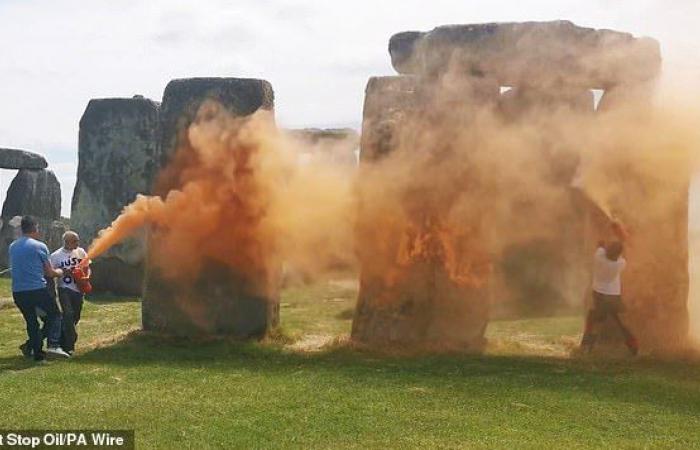 Just Stop Oil rocía Stonehenge con pintura naranja mientras un heroico espectador entra para intentar llevárselos.