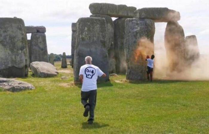 El grupo ambientalista Just Stop Oil rocía pintura en el monumento de Stonehenge.