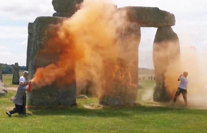 Just Stop Oil rocía Stonehenge con pintura naranja mientras un heroico espectador entra para intentar llevárselos.