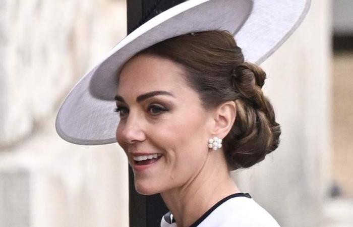 Kate Middleton reaparece para salvar la corona, de Pilar Eyre