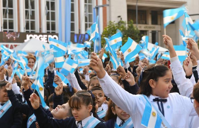 Jaldo llevó la promesa de fidelidad a la Bandera a 2.500 escolares tucumanos
