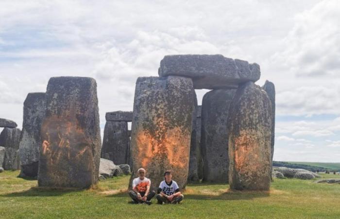 Dos activistas de Just Stop Oil arrestados después de rociar el monumento de Stonehenge con pintura naranja