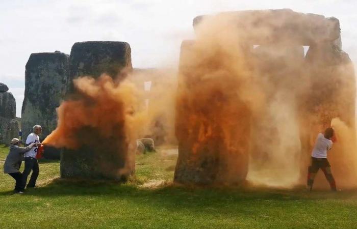 En vídeo: arrestan a dos activistas que arrojaron pintura al monumento de Stonehenge