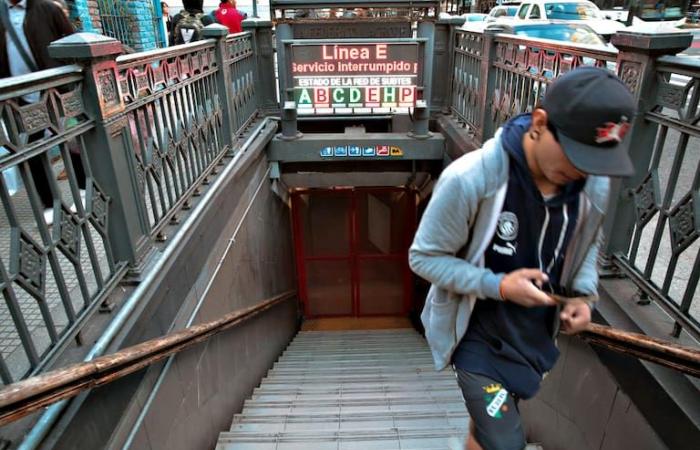 Malestar e incertidumbre entre pasajeros por paralización escalonada del metro