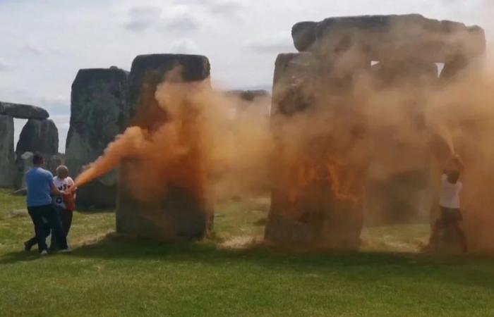 Activistas ambientales rocían pintura en el sitio prehistórico de Stonehenge en Inglaterra – .