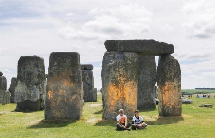 Detenidos dos ambientalistas por arrojar pintura naranja sobre el monumento megalítico de Stonehenge