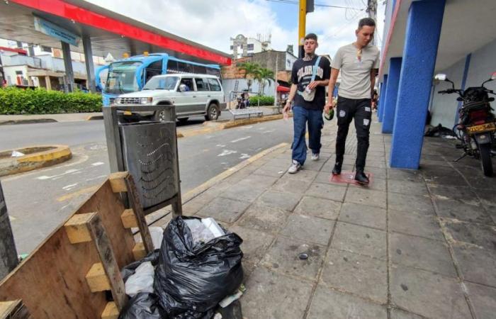 Vecinos de Bucaramanga están cansados ​​de la basura en el andén