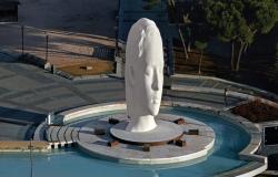 Qué pasará con ‘Julia’, la escultura blanca con los ojos cerrados en la madrileña Plaza de Colón