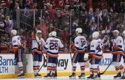 Los New York Islanders se aseguran un lugar en los playoffs de la Conferencia Este con una victoria por 4-1 sobre los Devils.