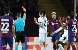 Rigurosa expulsión de Araújo en el minuto 29 del Barça-PSG